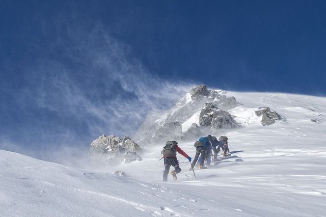 mountaineering-2124113_640